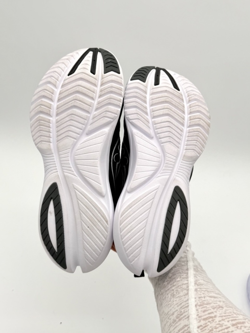 Saucony Kinvara 13 Womens Size 9 Black White Running Shoes Sneakers S10723-05 - Picture 5 of 8